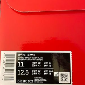 Nike Kyrie Low 3. Sz. 11 Like new.